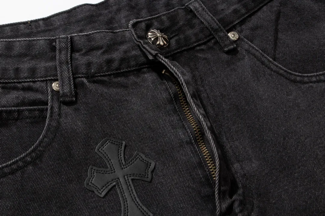 P206 [Next day] Chrome Heart Cross patch leather jeans Top heavy washing process Calf leather laser cut cross Distressed silver hardware Straight version slimming the upper body High-end customized version Official guide price: ***** Color: Black with black leather Size: 28 30 32 34 (s-XL) Detailed sizes can be found in Figure 9